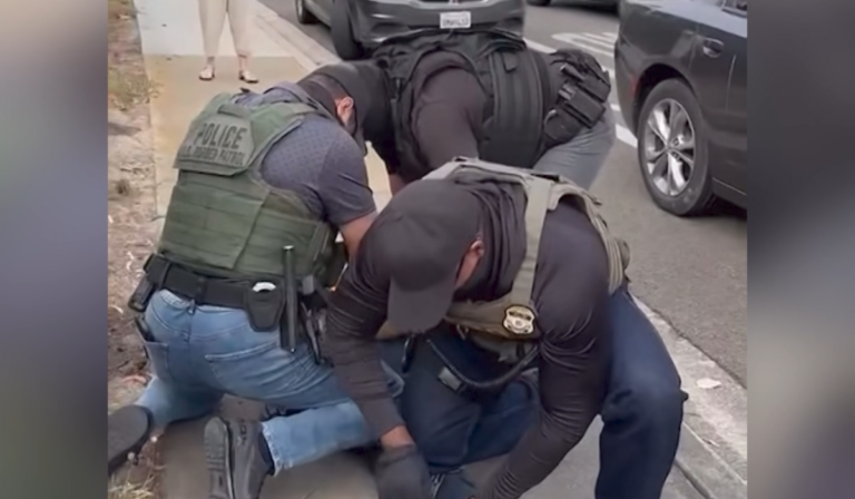 California Prohíbe el Uso de Mascarillas por Parte de Agentes Policiales en Operativos