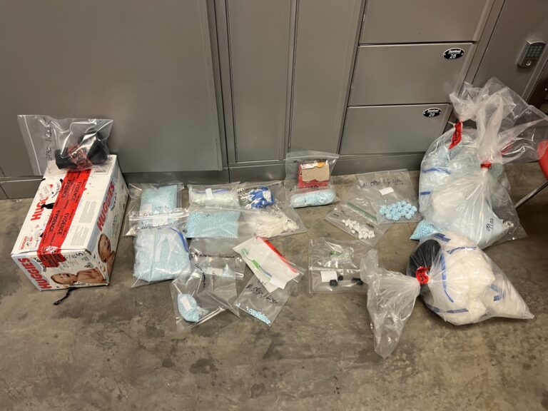 Decomisan más de 34 libras de fentanilo y metanfetamina tras parada de tráfico en Commerce City