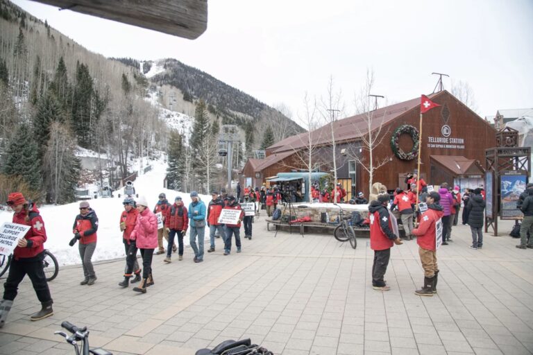 Cierre de centro de esquí en Telluride desata protestas y profundiza crisis económica en la comunidad