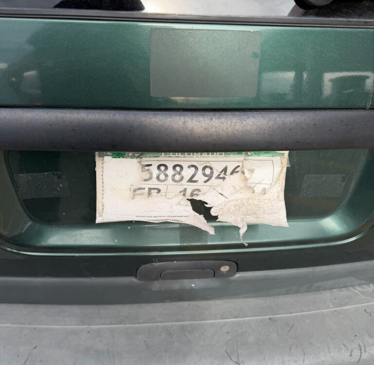 Placas vencidas en Colorado pueden generar multas crecientes y sanciones por registro inválido