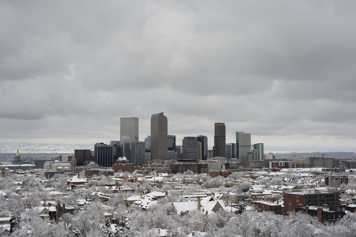 Nieve y frío extremo complican la movilidad y generan carreteras resbalosas en el área metropolitana de Denver