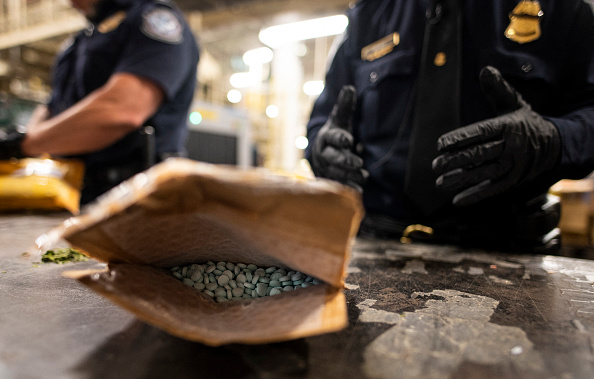 Operativo Antidrogas en Topeka: Tres Arrestados por Distribución de Fentanilo