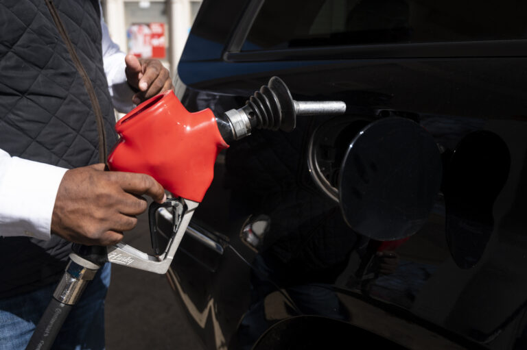 Estaciones en Colorado deberán limpiar y descontaminar tanques antes de reanudar ventas tras error de combustible
