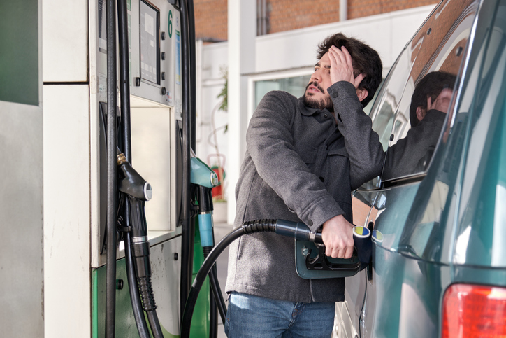Combustible contaminado en Denver: lo que debes saber tras reportes de daños a cientos de vehículos