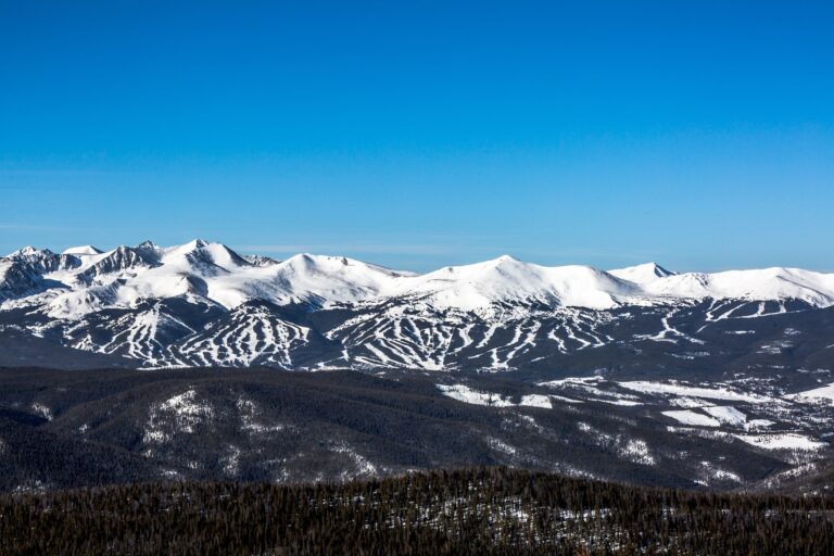 Vail Resorts reporta fuerte caída de visitantes por baja nieve