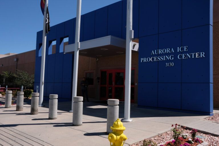 Condado Adams investiga centro de detención en Aurora tras denuncias de enfermedades y negligencia médica