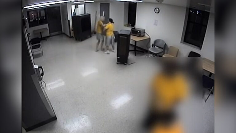 Tina Peters: video revela forcejeo con otra reclusa dentro de prisión de Colorado
