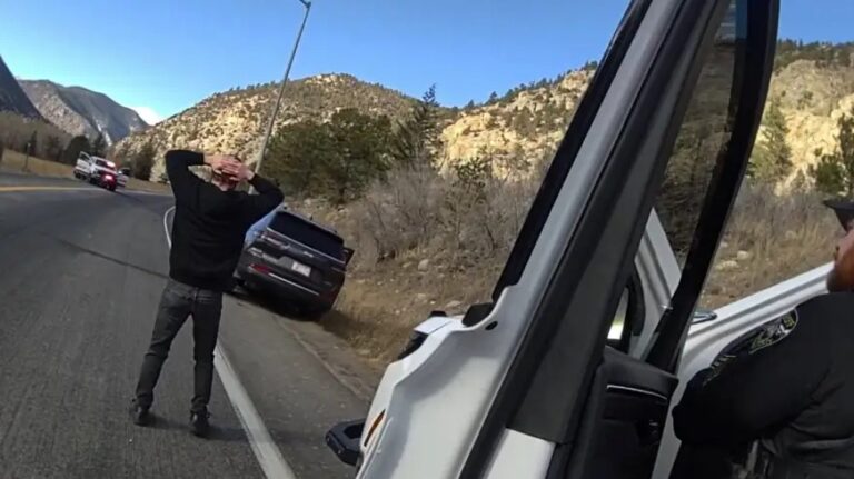Furia vial en Idaho Springs termina con arresto y hallazgo de armas junto a un menor