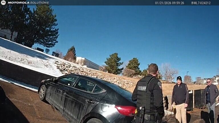 Roban auto policial en Centennial al dejarlo encendido frente a una vivienda
