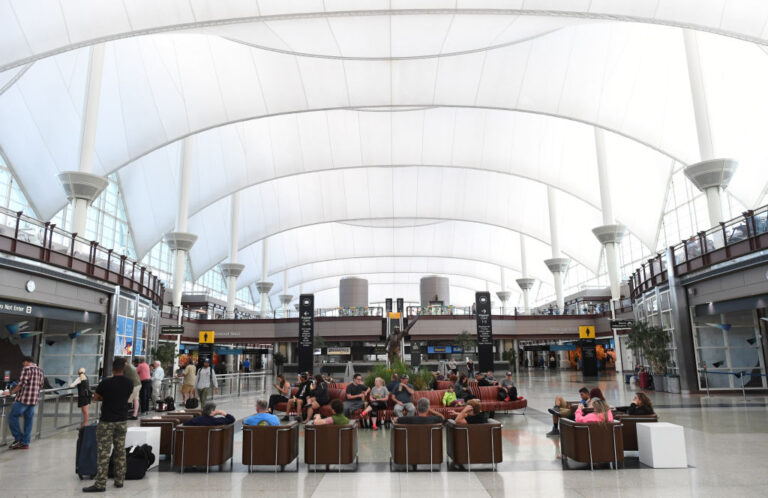 Más de 150 vuelos fueron cancelados o retrasados este lunes en el Aeropuerto Internacional de Denver