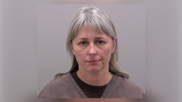 Maestra de Highlands Ranch se declara culpable por explotación sexual infantil tras acuerdo judicial que retira cargos más graves