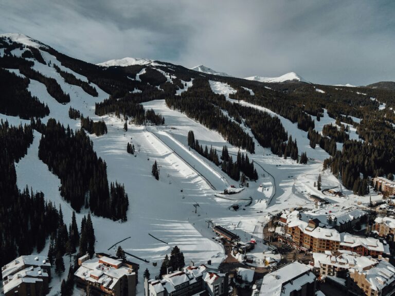 Muere esquiador tras chocar contra un árbol en Copper Mountain