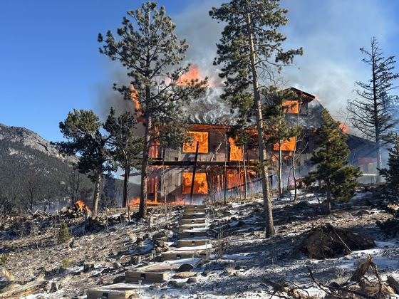 Incendio destruye vivienda en Allenspark, condado de Boulder