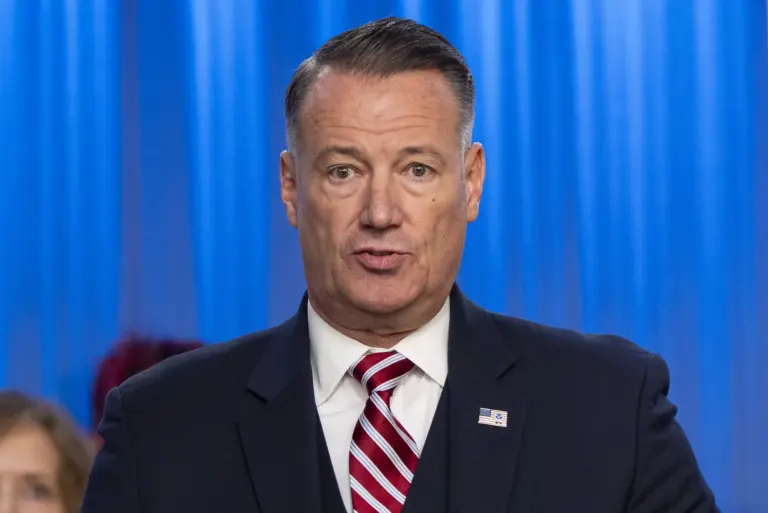 Juez federal ordena que director de ICE comparezca ante la corte por negar debido proceso a inmigrantes detenidos