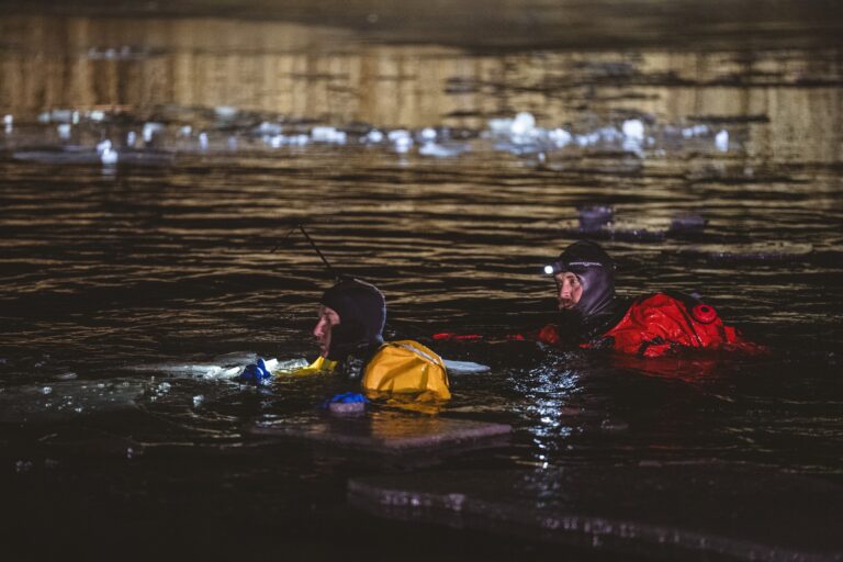 Rescate en lago congelado de Aurora deja a un adulto en estado crítico tras caer al hielo