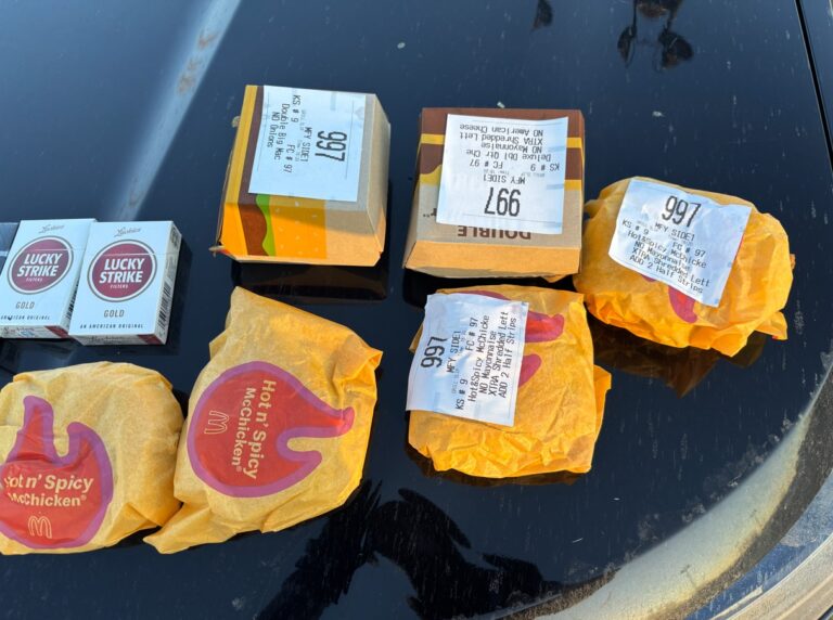 Sospechosa usó tarjetas robadas para comprar comida rápida y cigarrillos