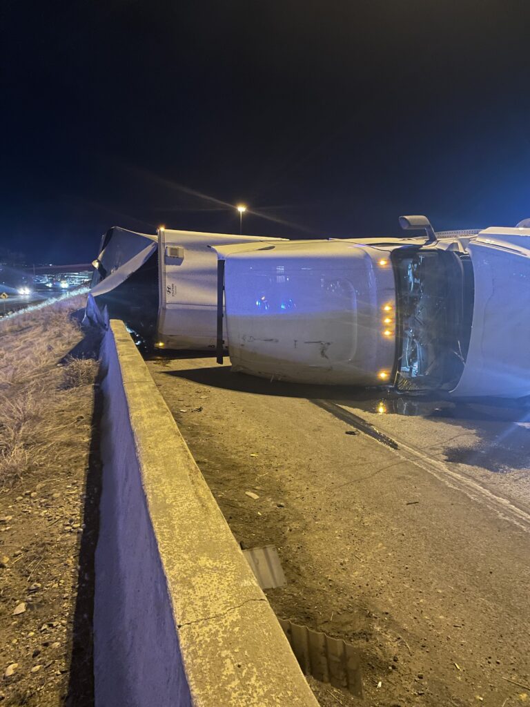 Camión de carga se volcó y provocó el cierre de la I-70 en Wheat Ridge