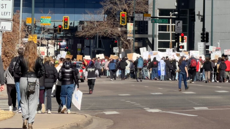 Protestas nacionales contra ICE paralizan actividades en Denver