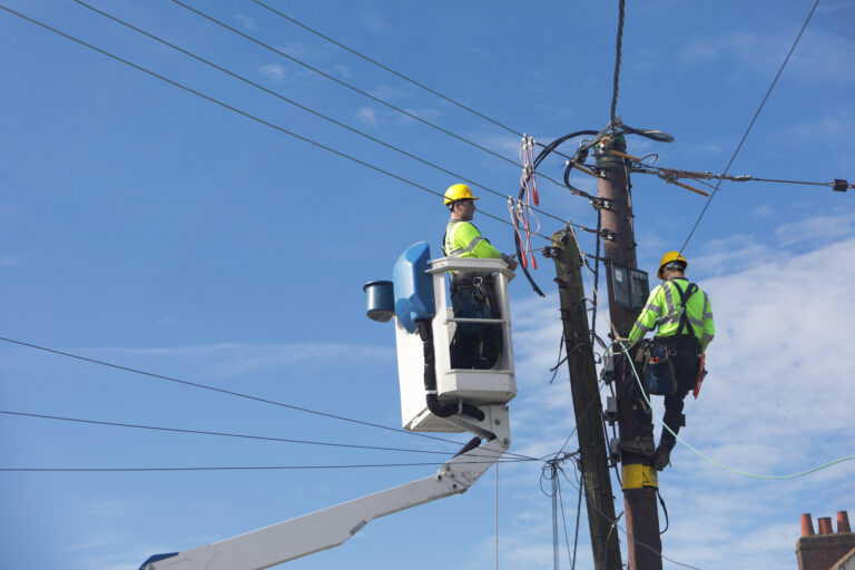 Corte eléctrico masivo deja sin energía a casi 200 mil clientes en Denver tras falla en subestación de Xcel Energy