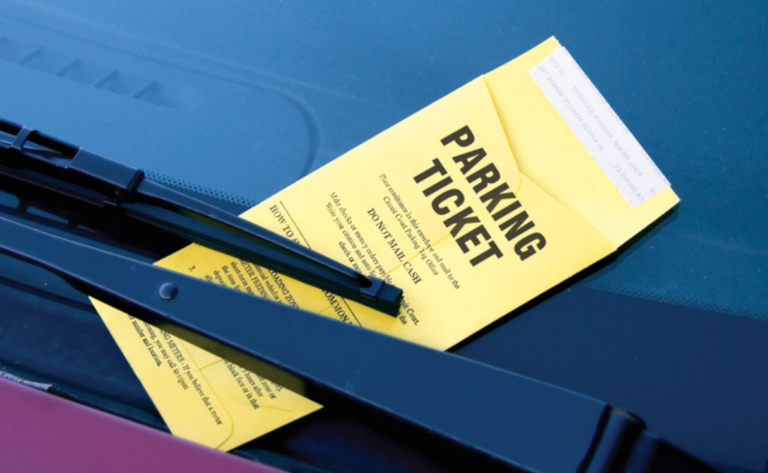 Multas de estacionamiento colapsan tribunales en Denver tras eliminarse el sistema en línea para impugnarlas