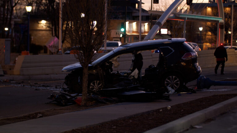 Choque deja un conductor gravemente herido y cierres en East Colfax