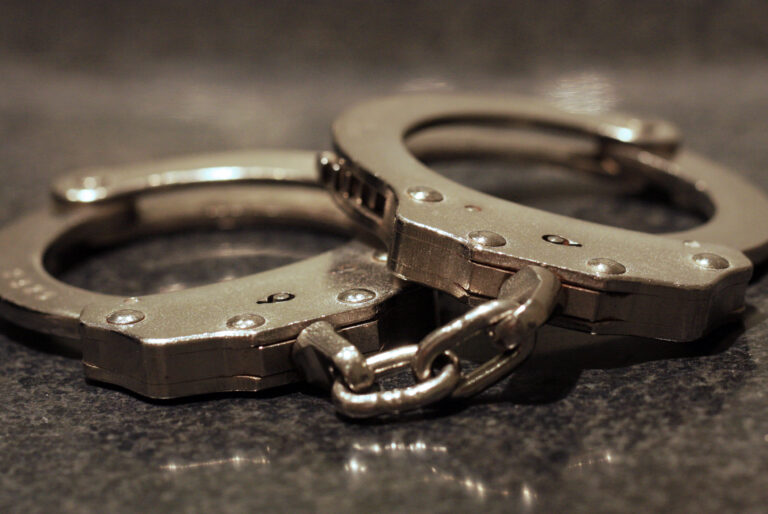 Exagente del sheriff arrestado por presunta agresión sexual a menor en Pueblo