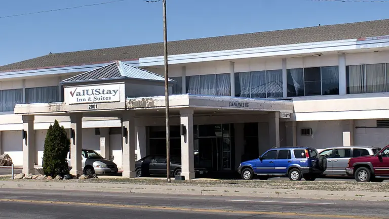 Hotel cerrado en Pueblo acusa a la ciudad y a la alcaldesa de persecución política