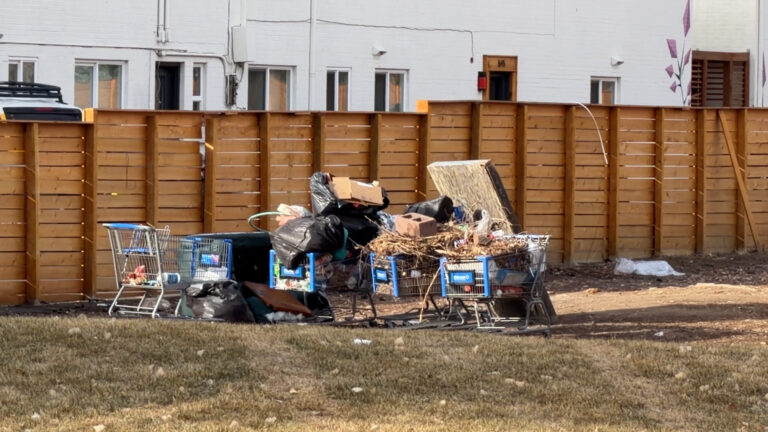 Vecinos denuncian deterioro en parque por aumento de personas sin hogar
