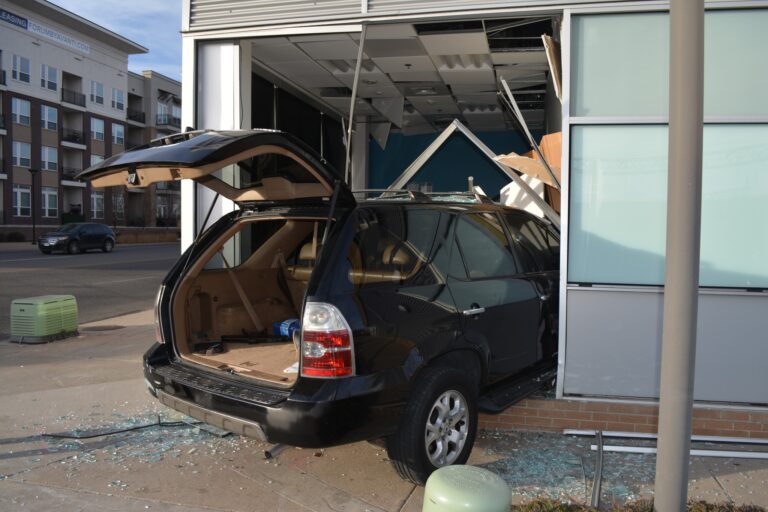 Persecución en Aurora termina con choque contra edificio y arresto de mujer con orden de captura