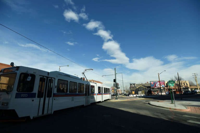 Five Points impulsa cambios al tránsito en Welton Street y cuestiona continuidad del tren ligero