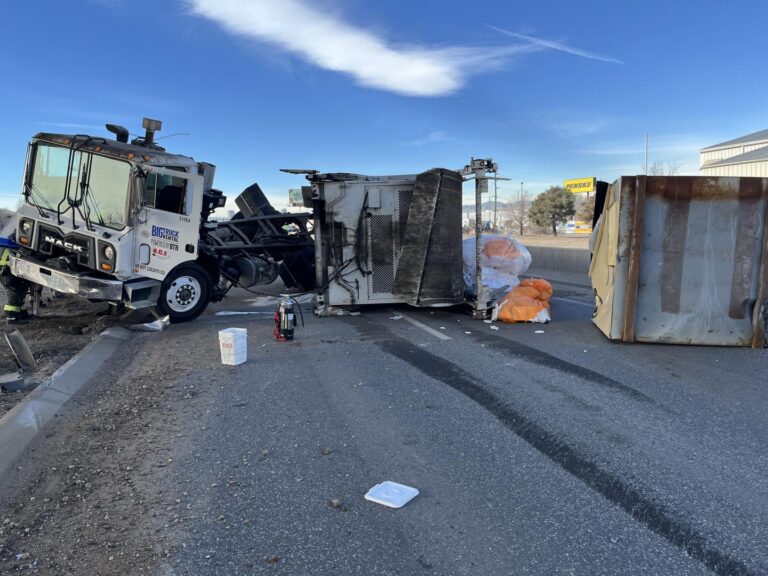 Choque de un vehículo cierra carriles sur de la autopista 85 en Commerce City