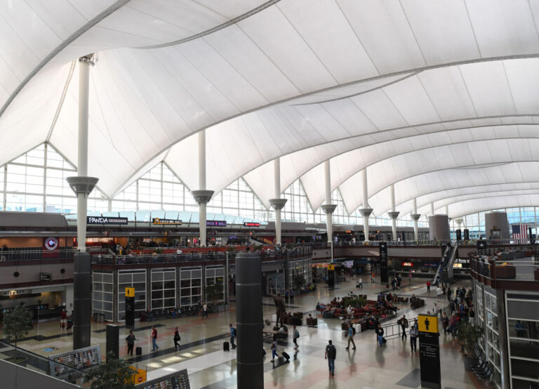 Más de 470 retrasos en el Aeropuerto de Denver por vientos extremos y alerta meteorológica en Colorado
