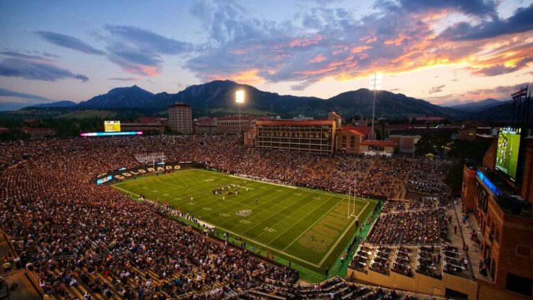 Gobierno estudiantil de CU Boulder pide igualdad de castigo tras multa de $50 mil por conducta de aficionados