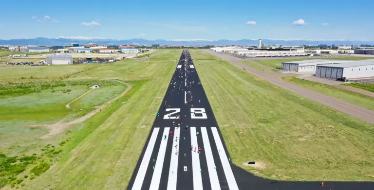 Regresa la experiencia única de correr sobre una pista de aterrizaje en Colorado