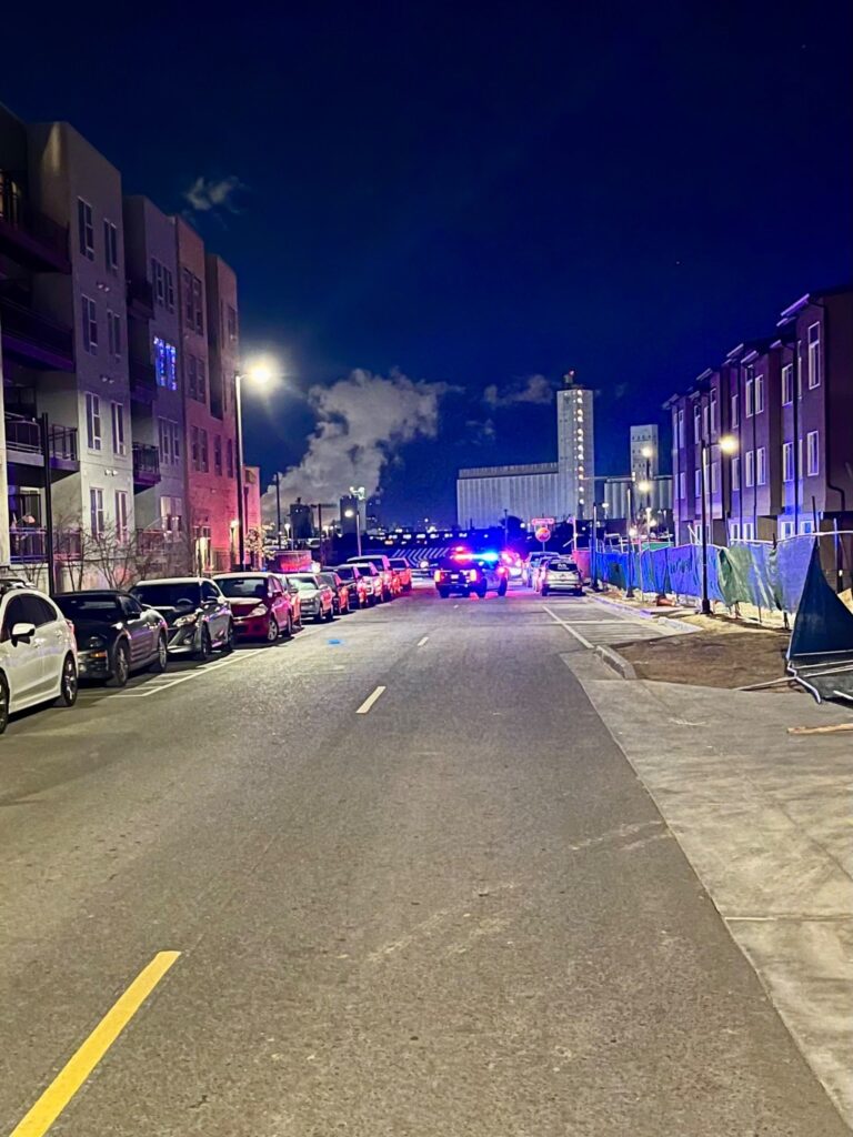 Homicidio bajo investigación en Commerce City tras el hallazgo de una mujer joven muerta en Commerce City