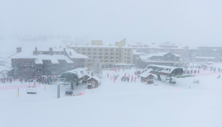 Más de dos pies de nieve caen en estaciones de esquí de Colorado tras tormenta de mitad de semana