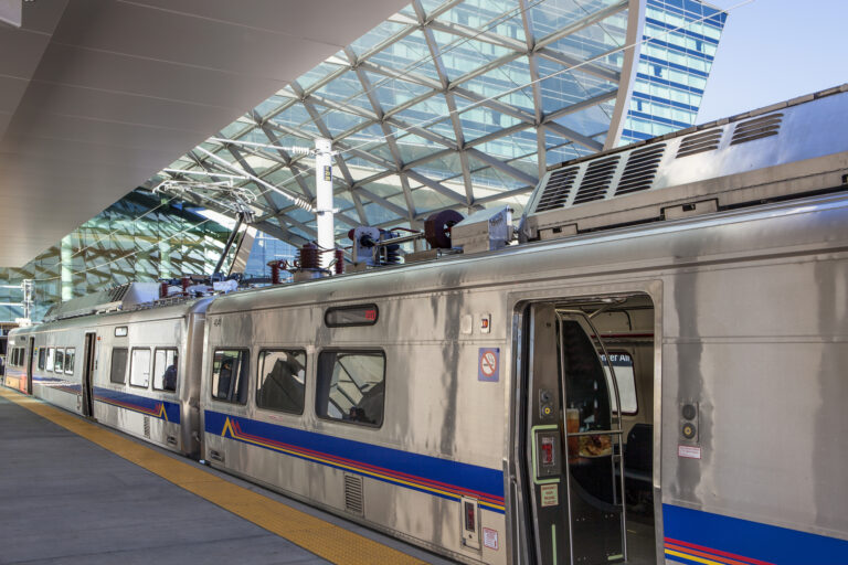 DIA evalúa expansión de RTD y carriles exclusivos de autobús ante congestión vial