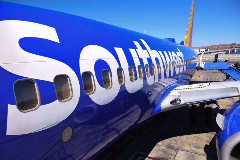 Aerolíneas de EE.UU. cancelan rutas y suspenden servicio a México por disturbios