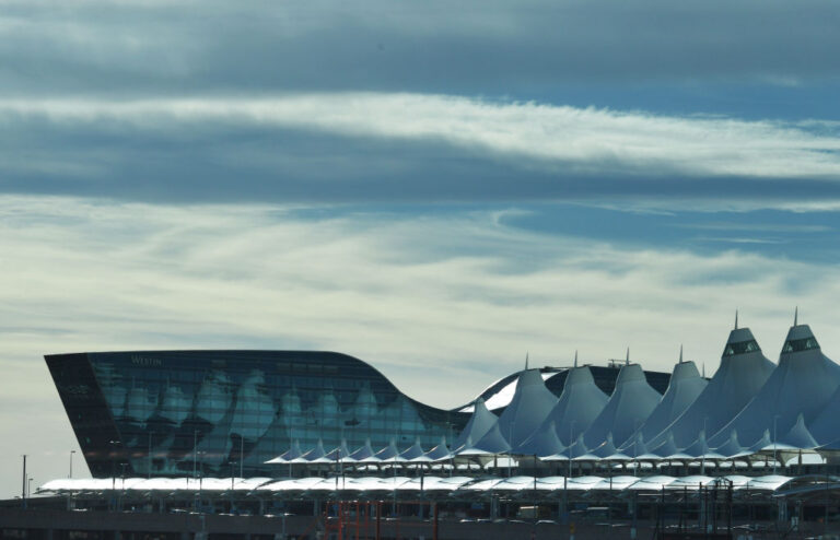 Vientos intensos generan demoras y cancelaciones en el aeropuerto de Denver