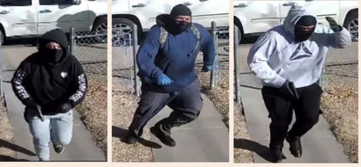 Policía de Denver busca a tres sospechosos armados tras asalto en Park Hill