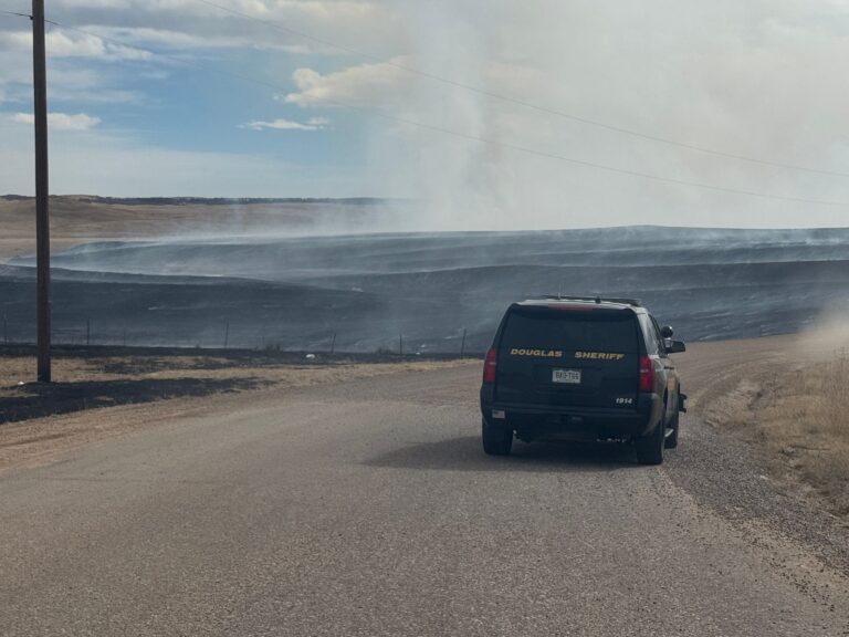 Incendio en Condado Douglas consume 500 acres y obliga evacuaciones; ya está contenido