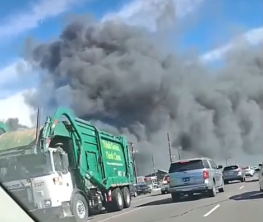 Incendio de pasto provoca evacuaciones en Thornton