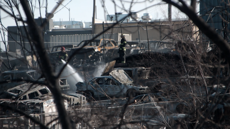 Incendio de vegetación en Thornton deja cinco heridos y provoca evacuaciones