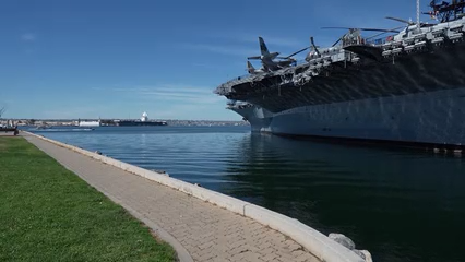 Incidente Acuático en la Bahía de San Diego: Hombre Rescatado Cerca del USS Midway