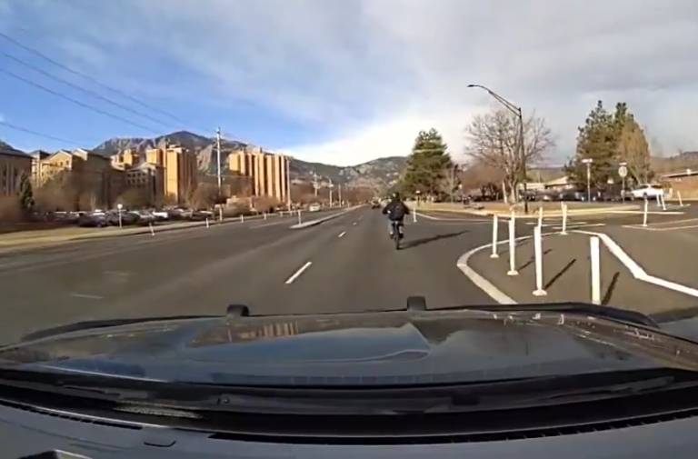 Buscan a conductor de motocicleta eléctrica tras maniobras peligrosas en Boulder