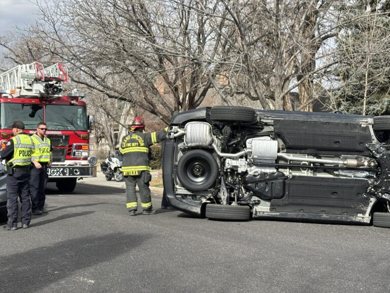 Accidente en Grand Junction deja un vehículo volcado en Hill Avenue