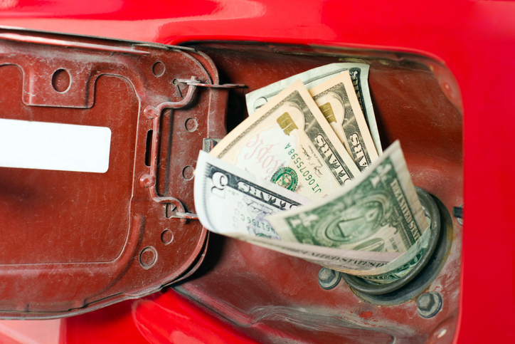 Precios de gasolina podrían alcanzar 5 dólares por galón si se prolonga la guerra con Irán