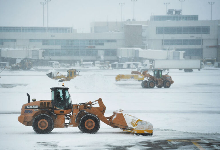 Tormenta de nieve retrasa casi 900 vuelos en el aeropuerto de Denver y provoca cancelaciones
