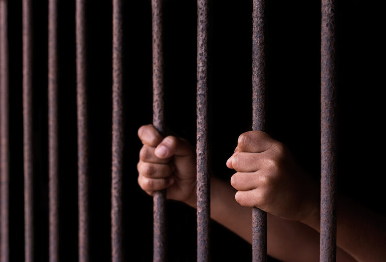 Enfermera acusada de entregar droga sintética a un recluso en centro de detención de Adams County