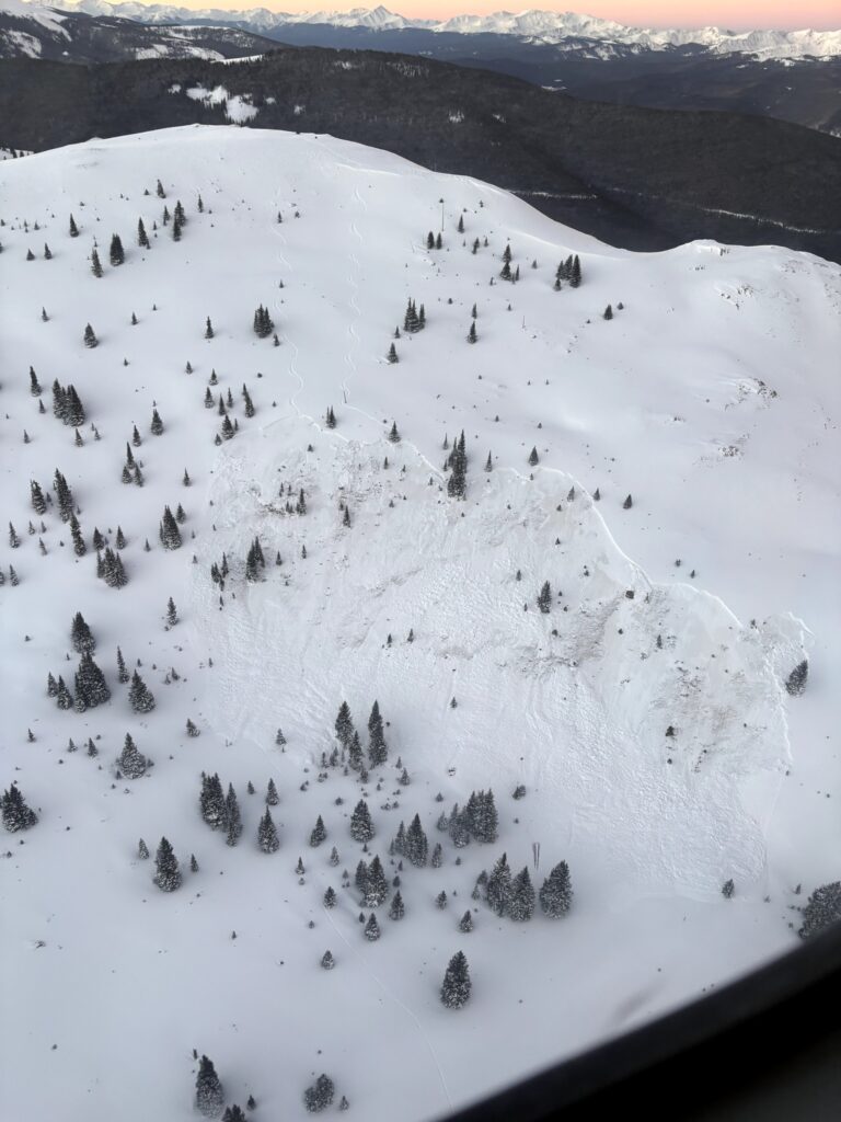 Un esquiador muere tras quedar atrapado en deslizamiento de nieve cerca de Ptarmigan Pass